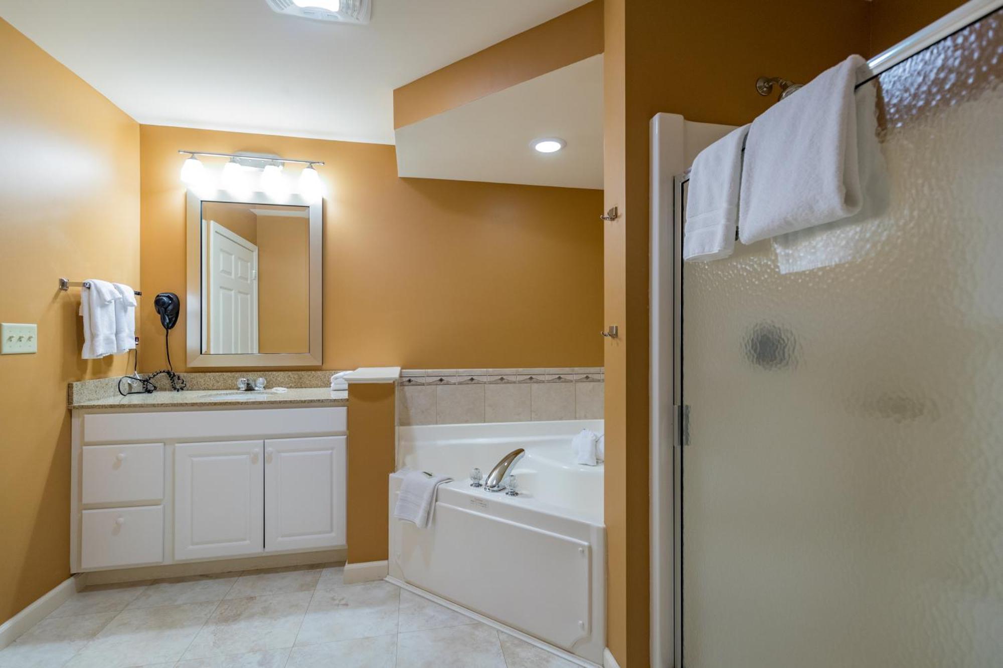 Vacation Village In The Berkshires Hancock Esterno foto A bathroom in a typical hotel room