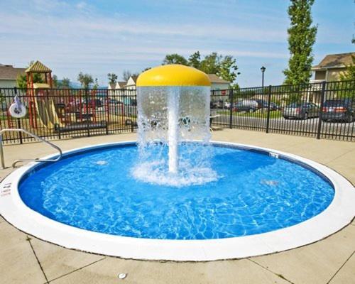 Vacation Village In The Berkshires Hancock Esterno foto A splash pad