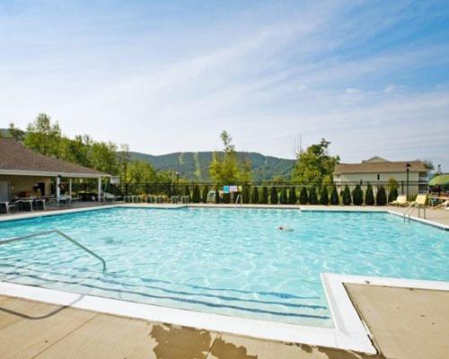 Vacation Village In The Berkshires Hancock Esterno foto The pool at the Mountain Mile