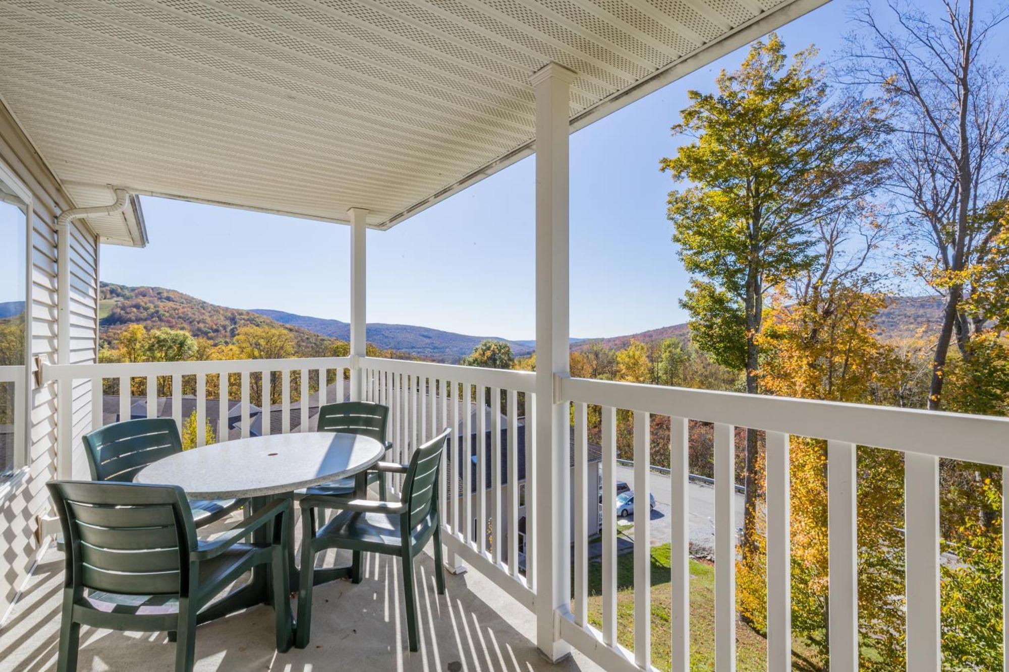 Vacation Village In The Berkshires Hancock Esterno foto A balcony at the Riverview Apartments