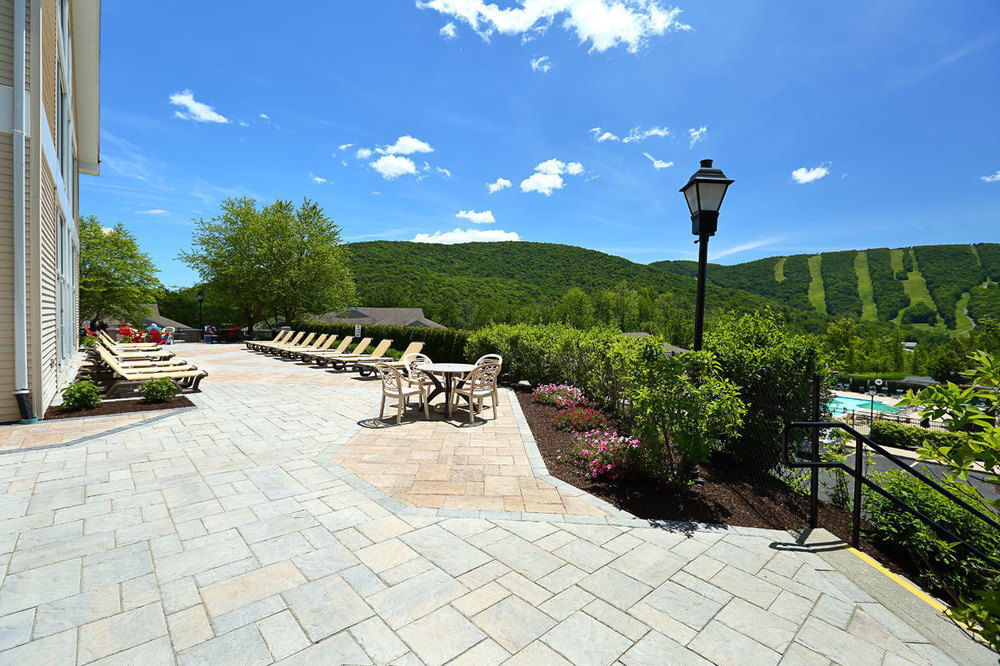 Vacation Village In The Berkshires Hancock Esterno foto The patio at the Mountain View Grand Resort