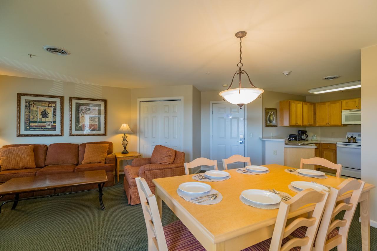 Vacation Village In The Berkshires Hancock Esterno foto A typical living room and kitchen in a two-bedroom villa at Disney's Old Faithful Inn